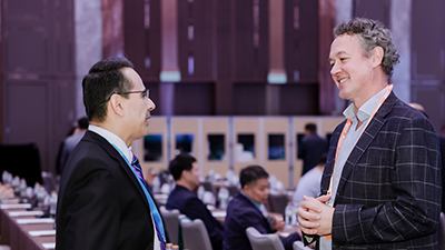 Guests Exchange Views at the Main Forum