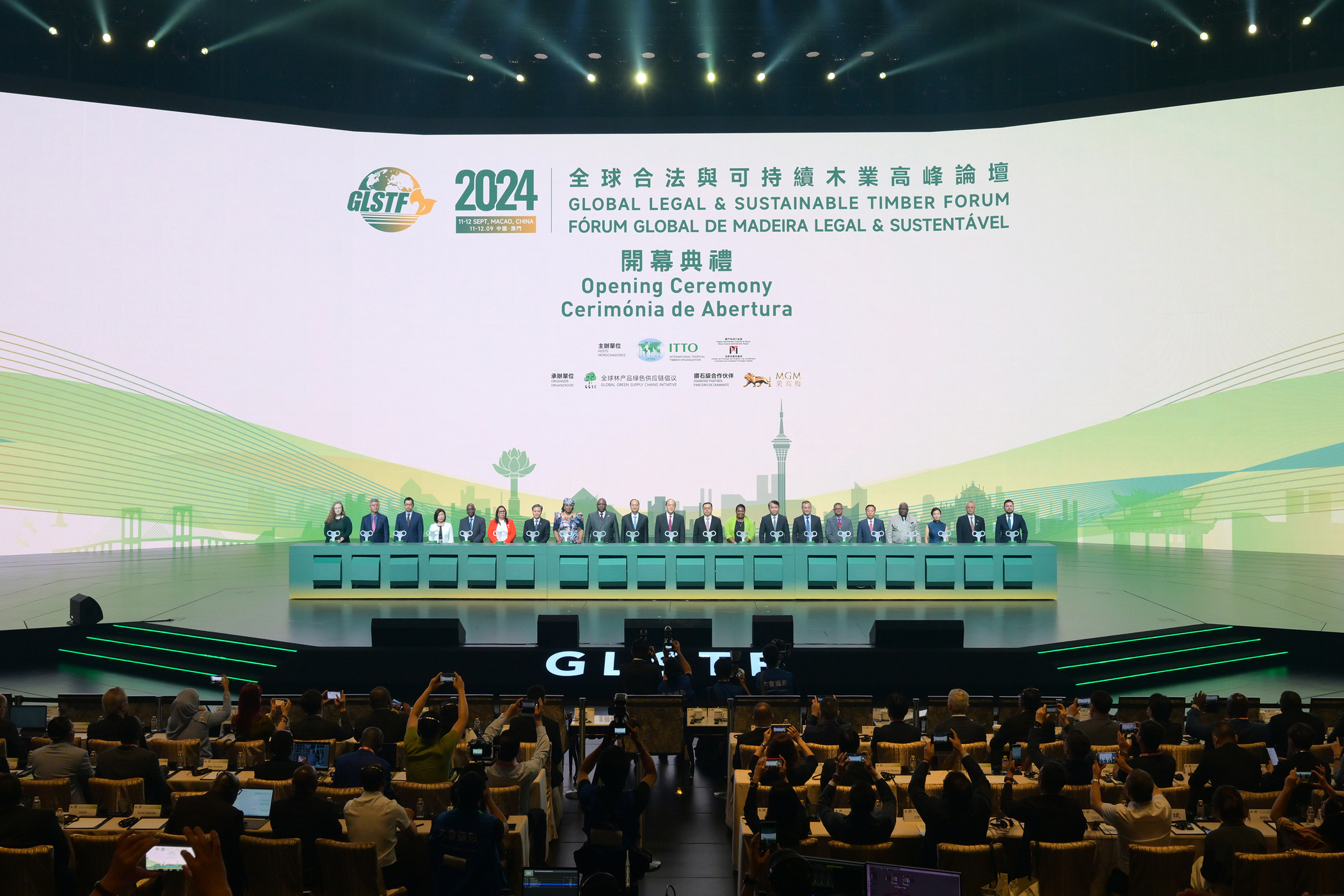 Group photo of Chief Executive Ho Iat Seng and guests at the Opening Ceremony of the Global Legal & Sustainable Timber Forum 2024.